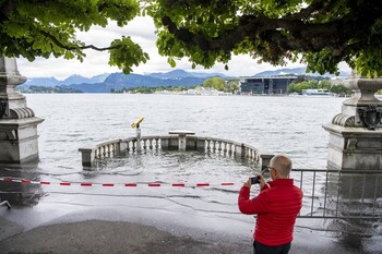 В Швейцарии из-за сильных дождей затопило два кантона