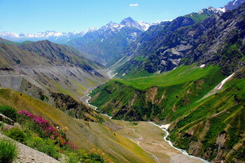 Вертолёт, летевший на помощь туристам из РФ, разбился в горах Таджикистана