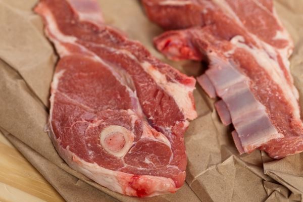 Красное мясо повышает риск развития рака кишечника